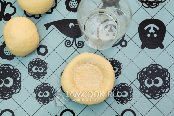 Сделать в лепешке из теста углубление