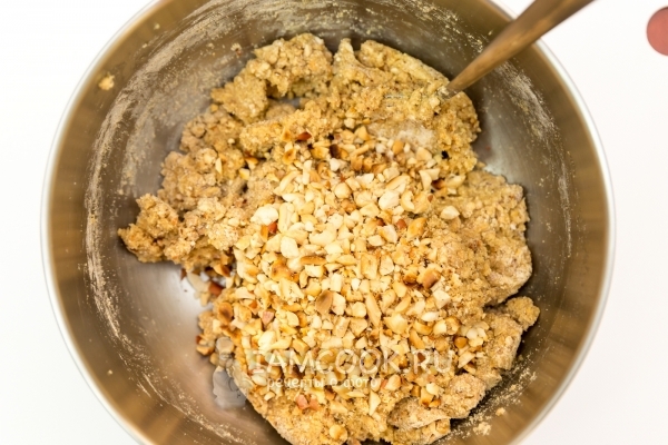 Положить крупные орехи