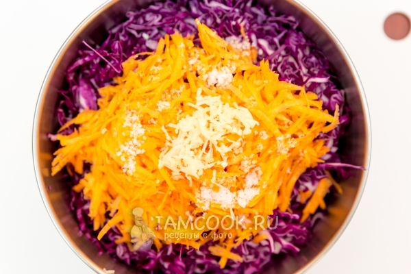 Добавить морковь, чеснок и соль