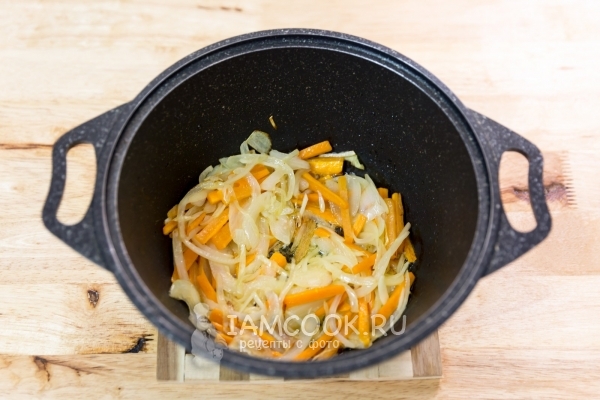 Обжарить лук с морковью и чесноком
