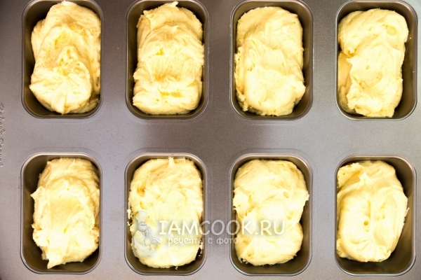 Выложить тесто в форму