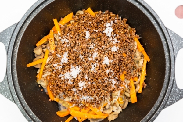 Всыпать гречку и соль