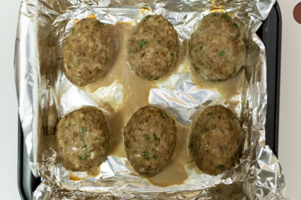 Положить котлеты на фольгу