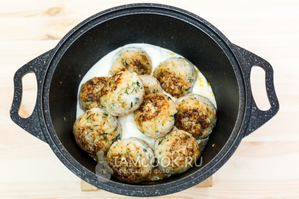 Влить сметану с водой