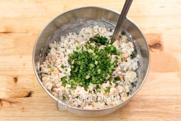 Положить зеленый лук