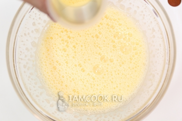 Взбить яйца с сахаром