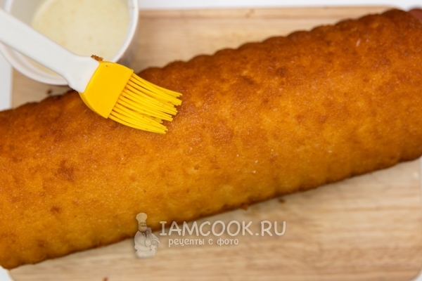 Смазать кекс сиропом