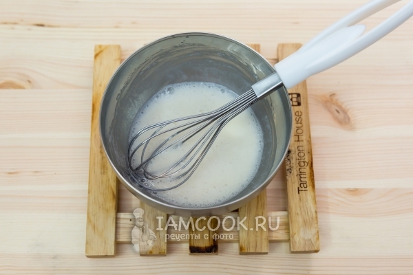 Смешать муку с водой