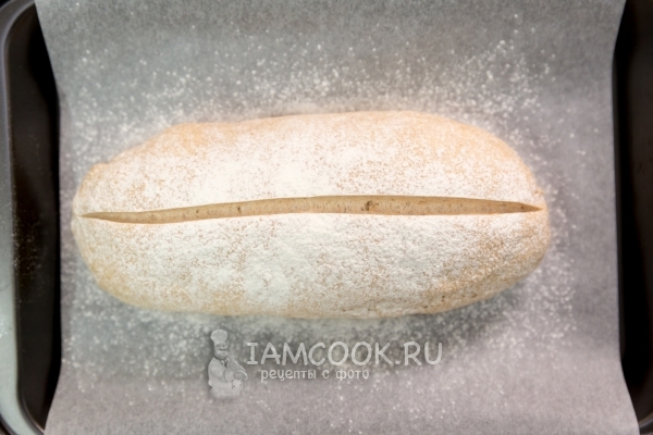 Присыпать заготовку мукой