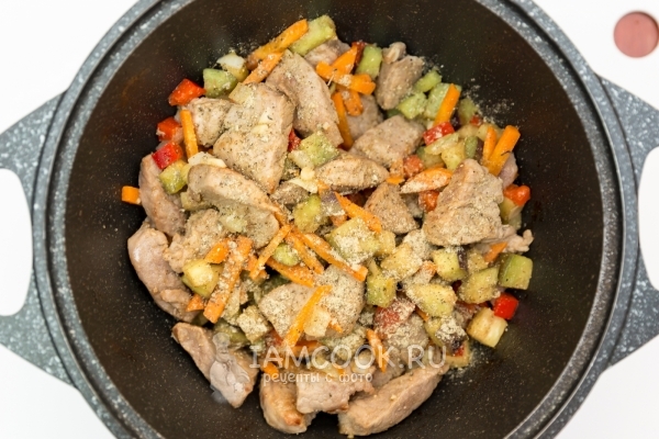 Положить овощи, соль и специи