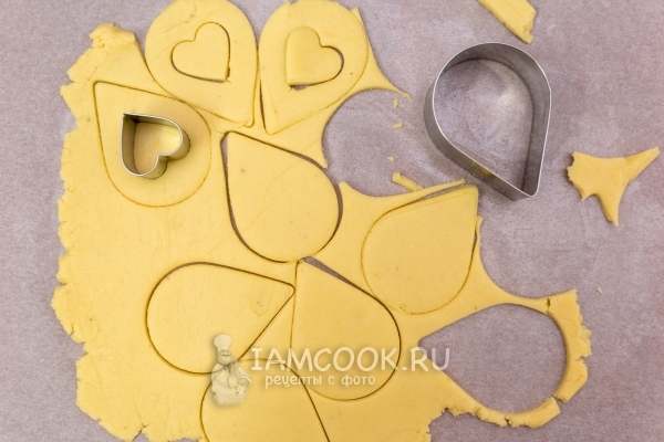 Вырезать из теста фигурки