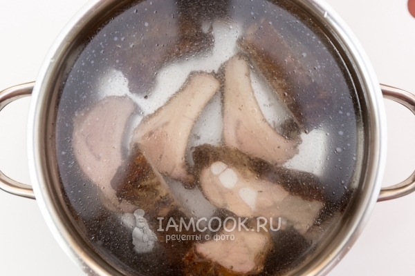 Положить ребрышки в воду