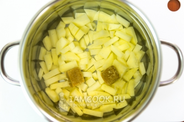 Положить в кастрюлю с водой картофель и кубики бульона