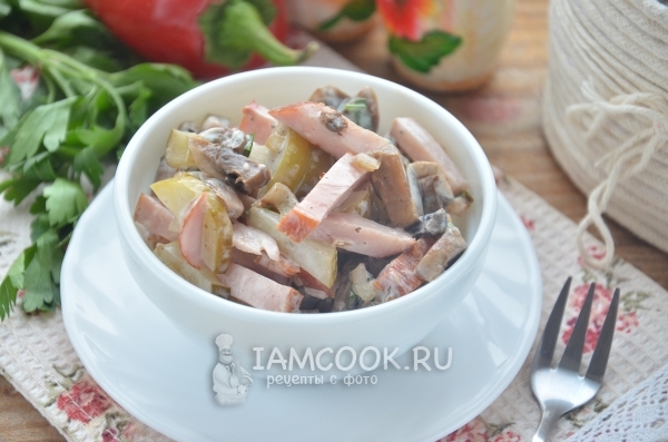 Фото салата с жареными грибами и ветчиной