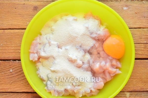 Добавить яйцо и манку
