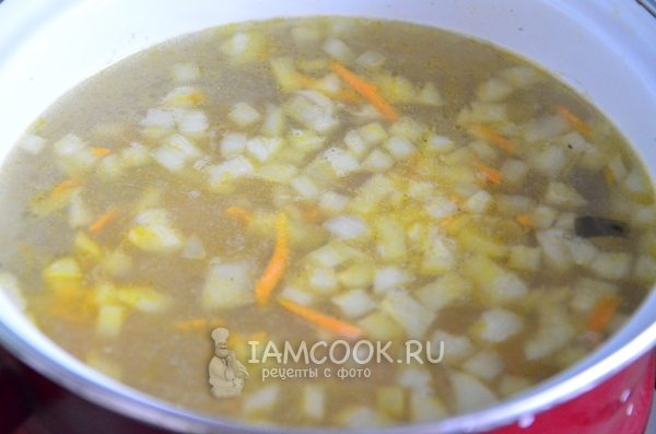 Положить зажарку в бульон