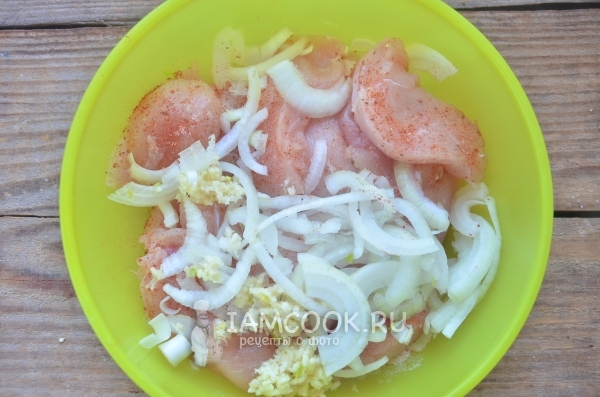 Соединить куриное филе с луком и чесноком