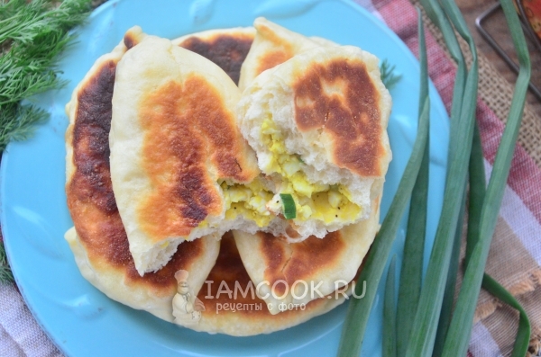Фото жареных пирожков с луком и яйцом на кефире