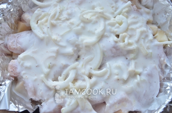 Положить на картофель мясо