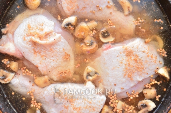 Добавить куриные ножки и воду