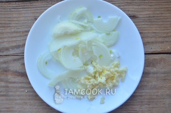 Порезать лук и чеснок