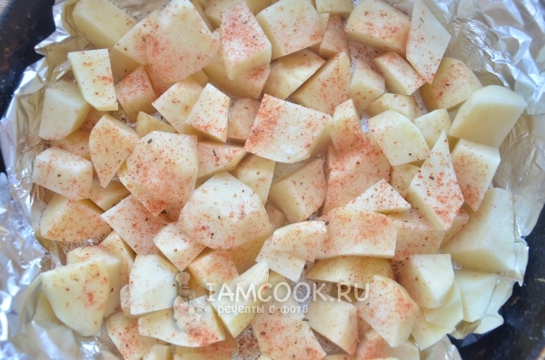 Посыпать картофель специями