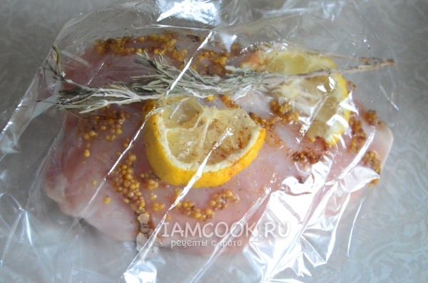 Положить куриную грудку в рукав для запекания