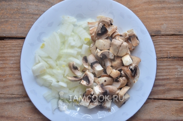 Порезать лук и грибы