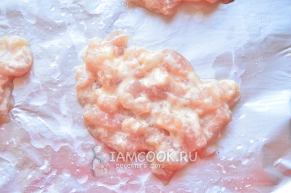 Выложить на фольгу фарш