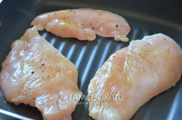 Положить куриное филе на сковороду