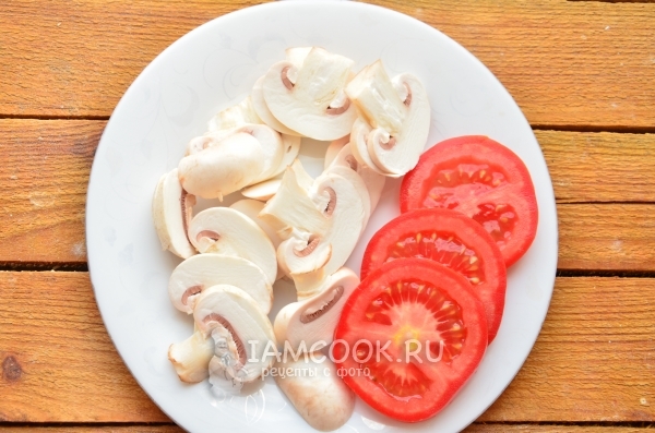 Порезать грибы и помидор