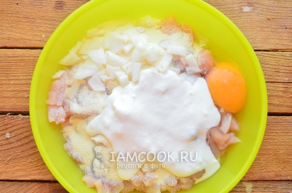 Добавить лук и сметану