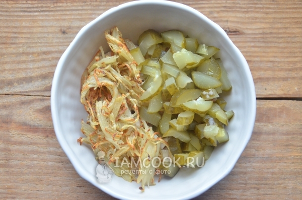 Соединить курицу, картофель и огурцы