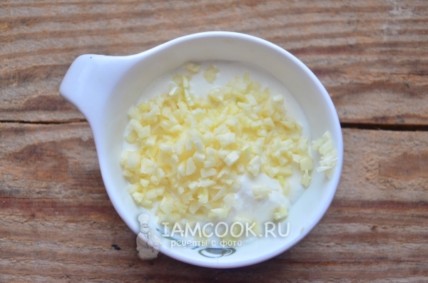 Соединить чеснок со сметаной