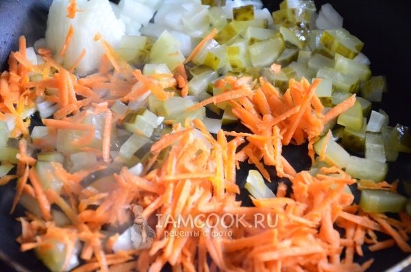 Обжарить лук с морковью и огурцом