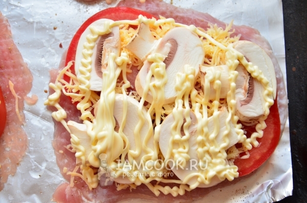 Полить майонезом