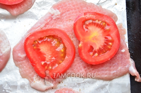 Положить кружочки помидора