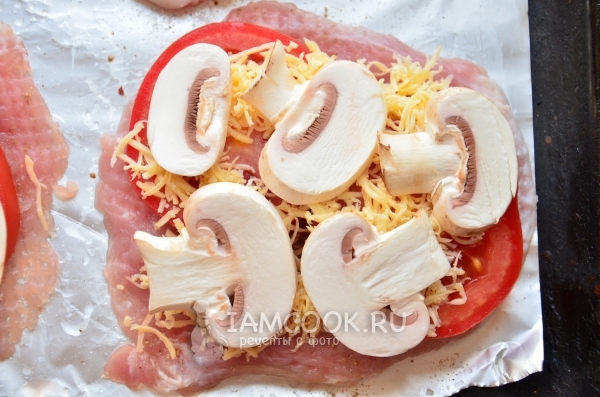 Положить пластинки грибов