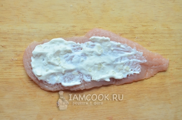 Смазать мясо соусом