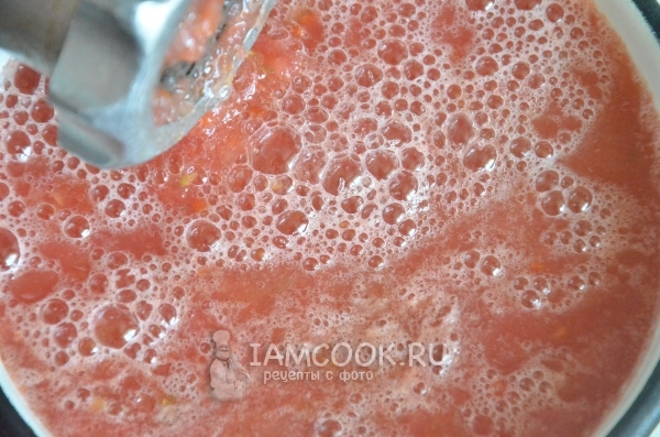 Перекрутить на мясорубке помидоры