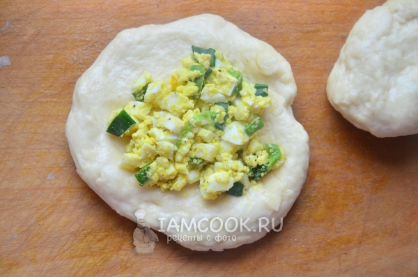 Положить на тесто начинку