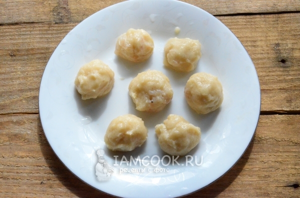 Сформировать из фарша шарика