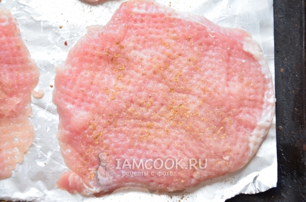 Выложить мясо на фольгу