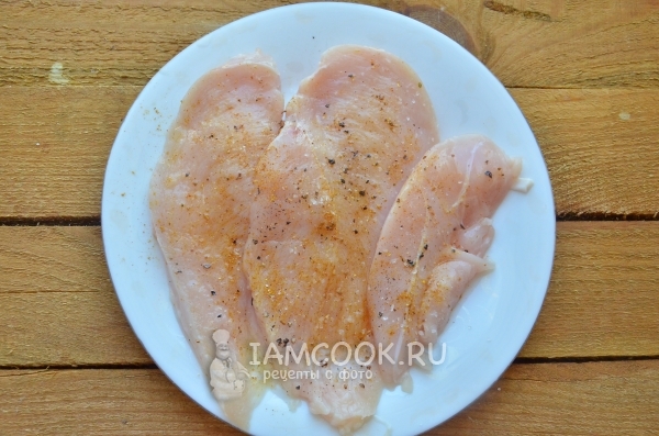 Натереть куриное филе специями