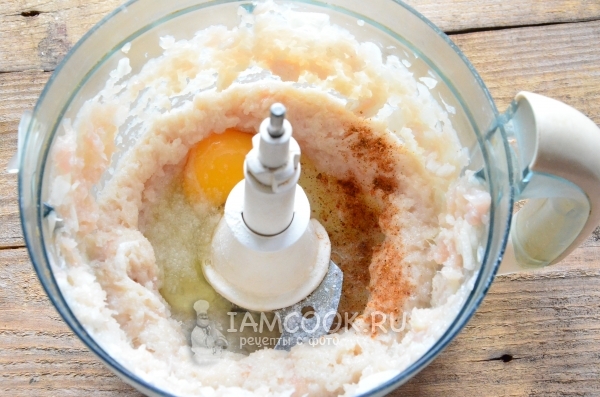 Положить в фарш яйцо и специи