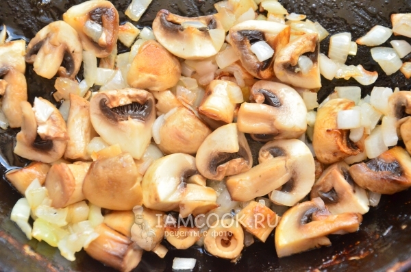 Обжарить лук с грибами