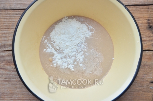 Соединить дрожжи, сахар и воду
