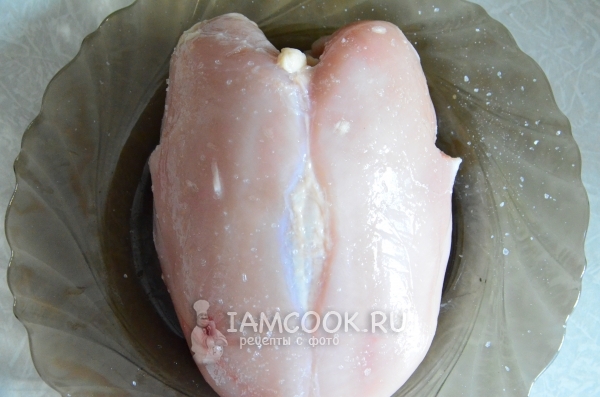 Натереть куриную грудку солью