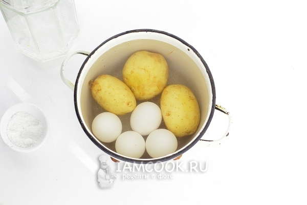 Варим яйца и картошку