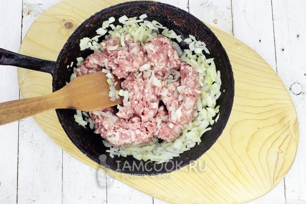Положить к луку фарш